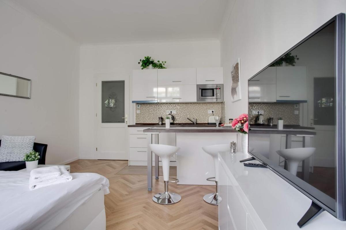 Charming Near The Historic Center Appartamento Praga